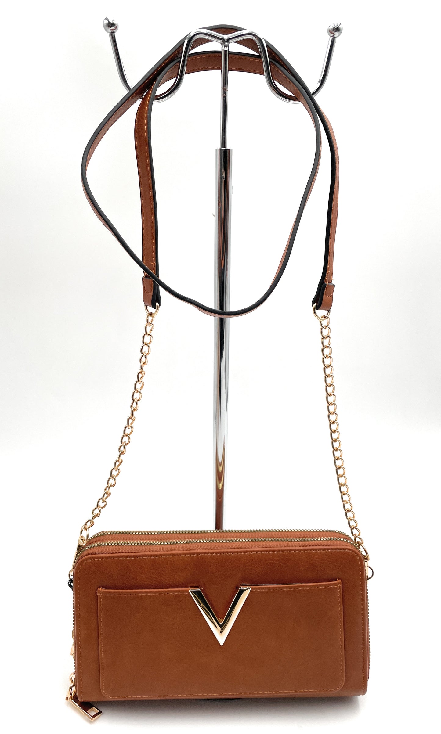 Cartera con diseño V y correa