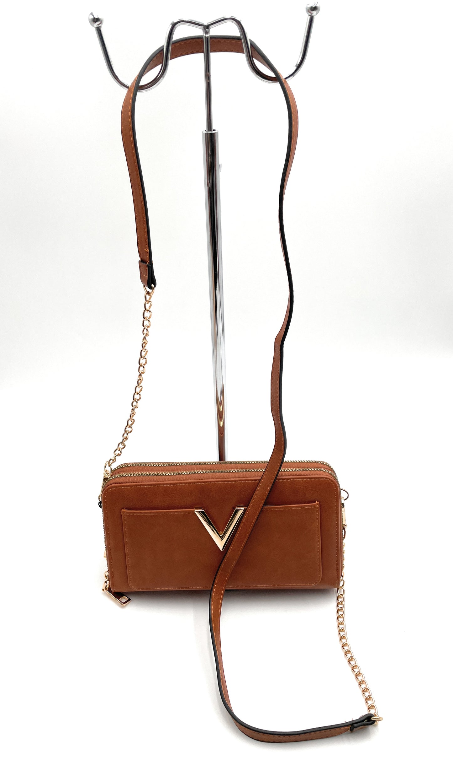 Cartera con diseño V y correa